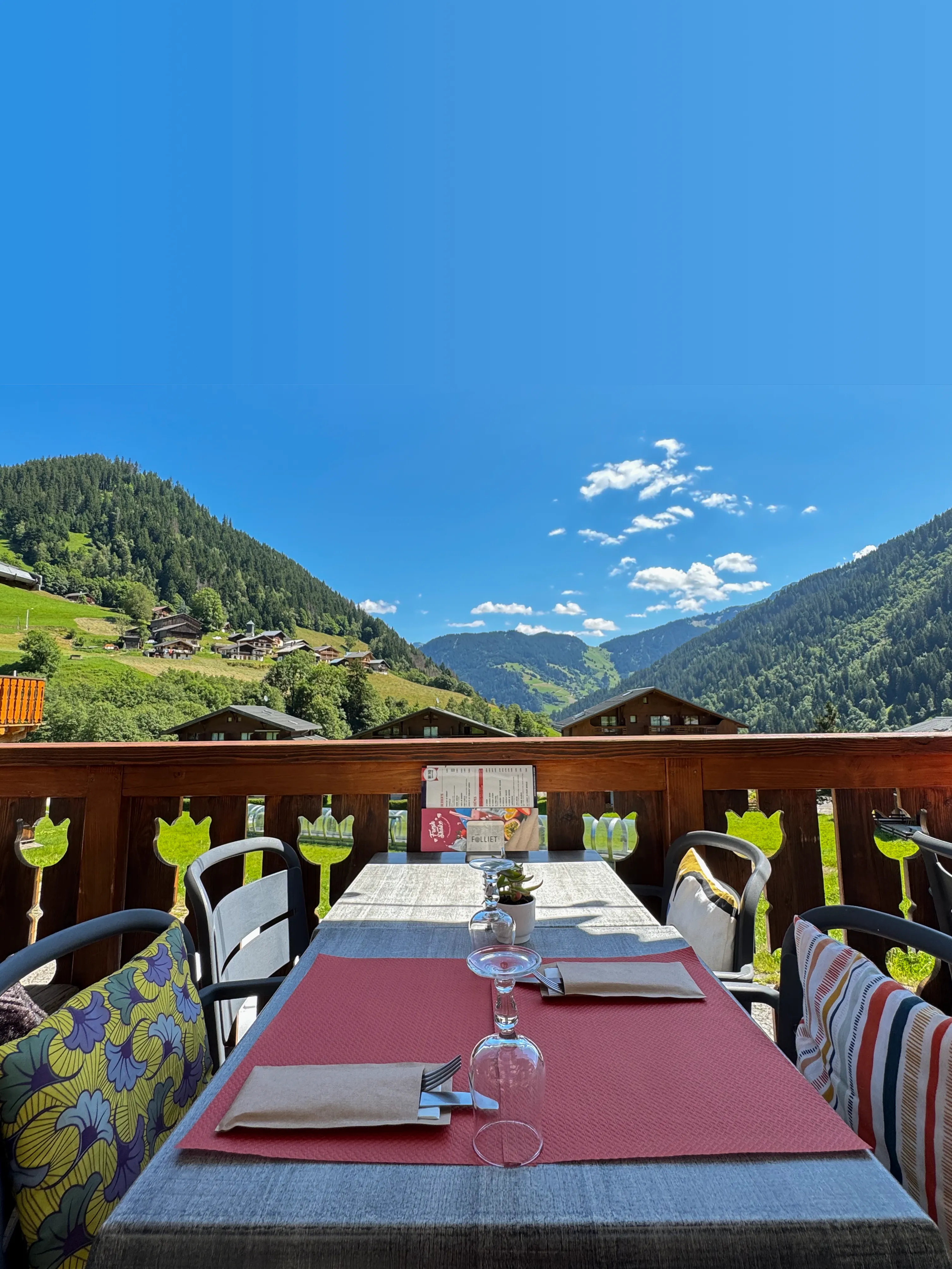 Vue sur les Alpes et chalet